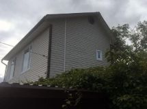 Чердачное окно белого цвета